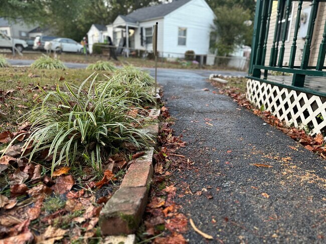 Photo - 735 E Henderson Dr House