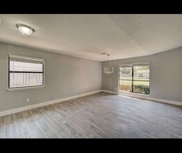 Building Photo - 7107 NW Birch Pl
