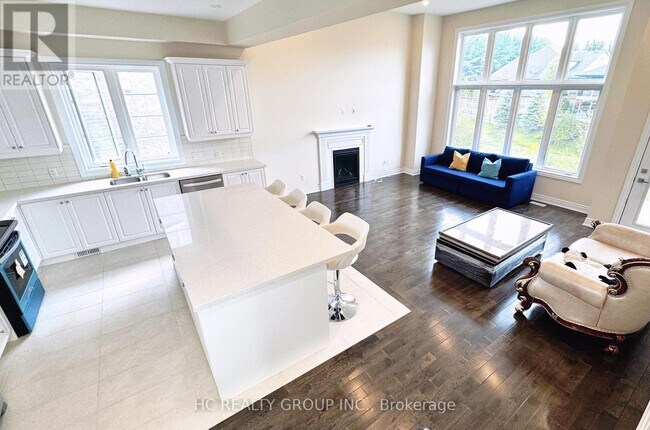 Building Photo - 313 Somme St