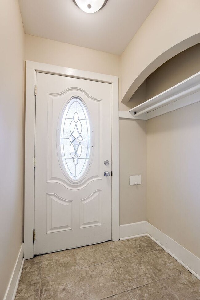 Building Photo - Spacious 3 Bedroom Duplex in the Heart of ...