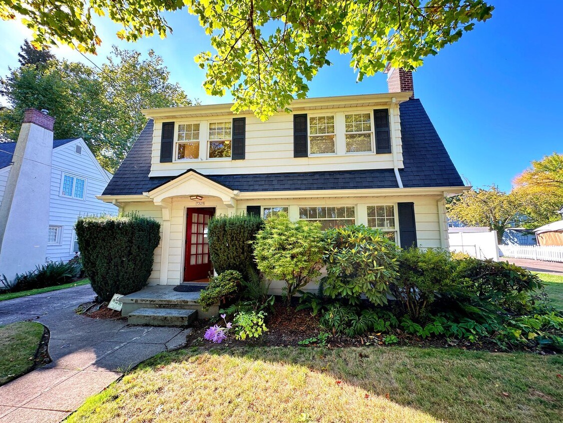 Foto principal - Stunning 3 Bedroom with Fully Fenced Yard ...