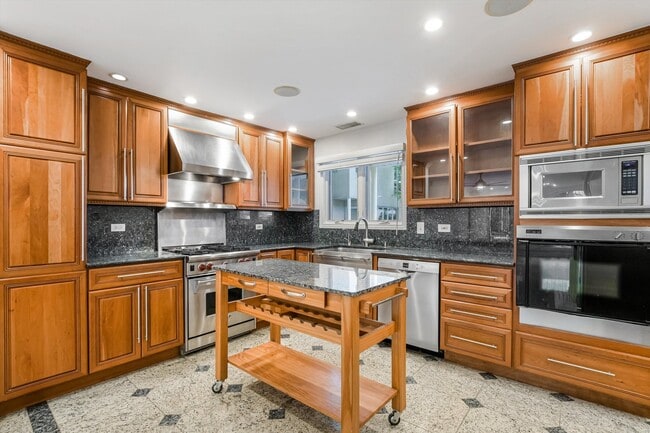 Building Photo - 1073 S Park Terrace