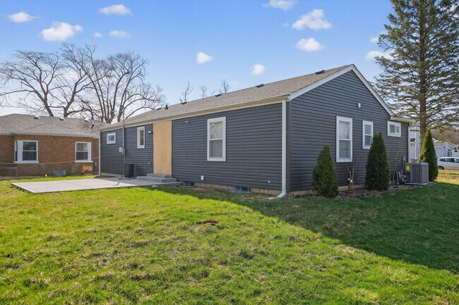 Building Photo - 225 Meadow Ln