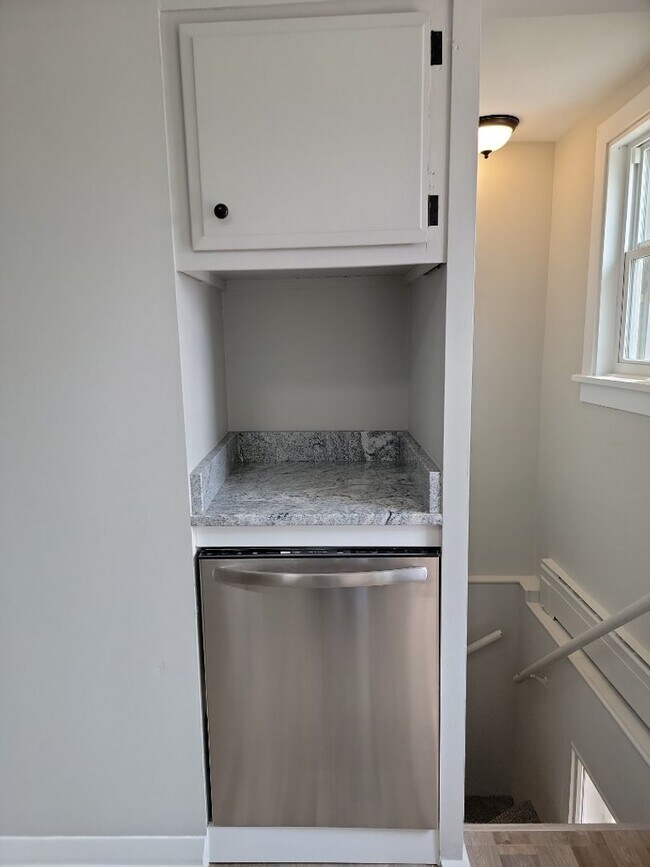 Foto del edificio - AVAILABLE NOW - Fantastic Newly Renovated ...