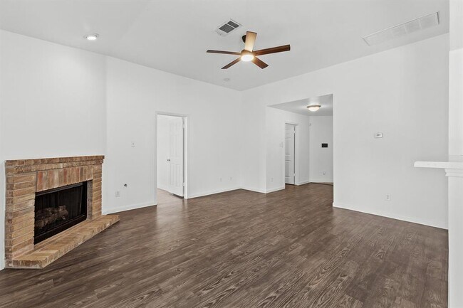 Building Photo - 200 Buttercup St