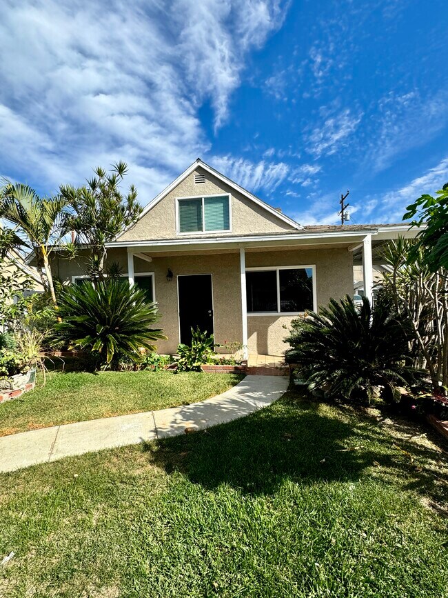 frente con patio - 13122 Woodridge Ave