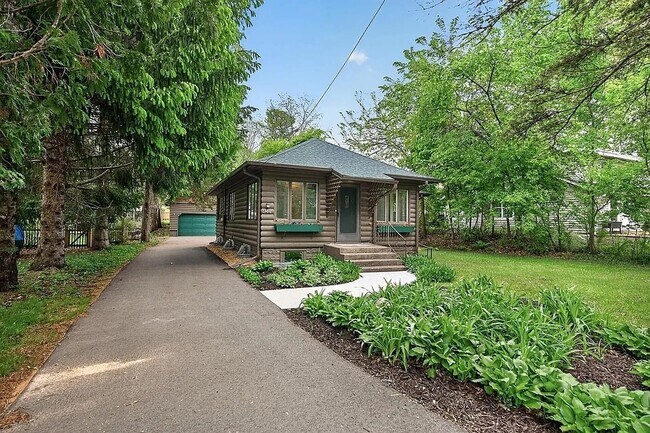 Building Photo - 944 Mahtomedi Ave