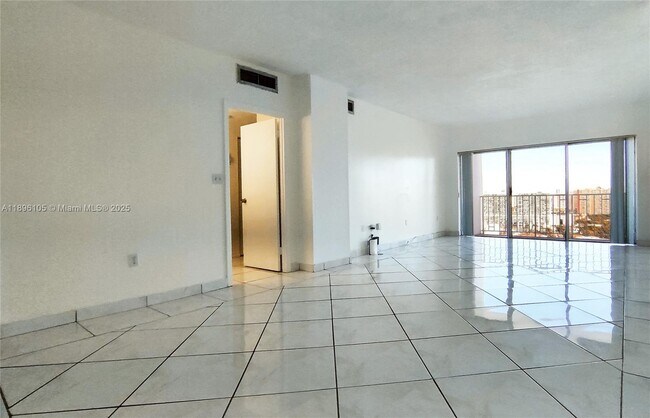 Building Photo - 500 Bayview Dr