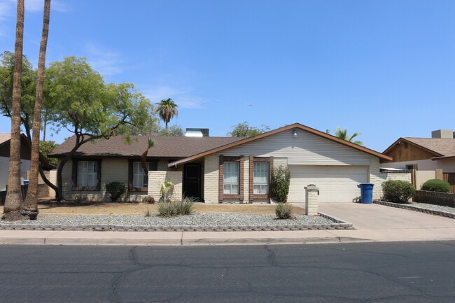 Building Photo - 2506 E Balboa Dr