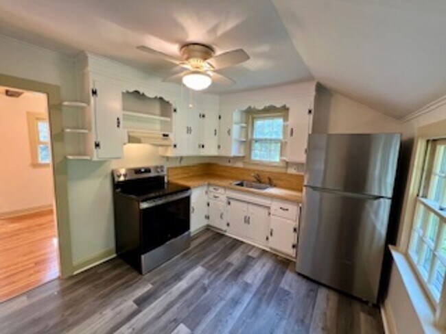 Building Photo - Cozy, 2 bedroom Single Family Home