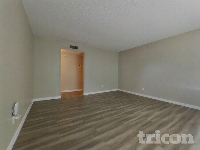 Foto del edificio - 1205 E Grove Cir