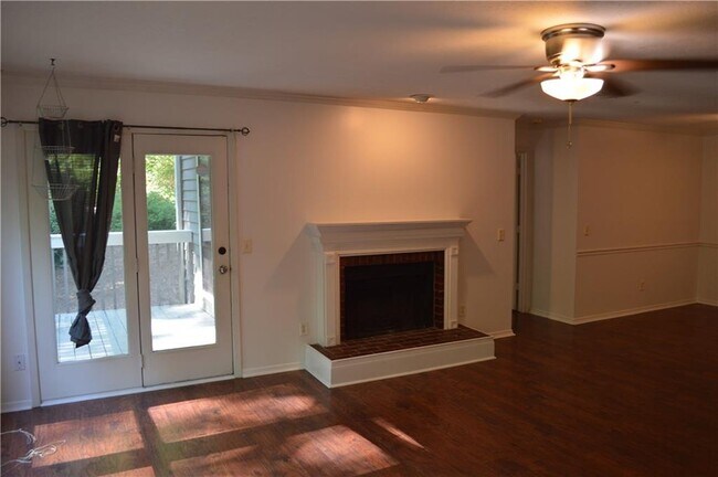 Foto del edificio - 527 Warm Springs Cir