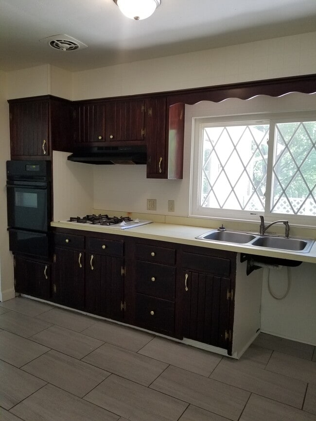 Building Photo - 3030 Green Acres Dr