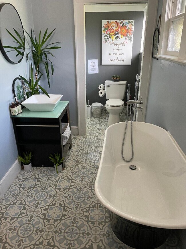 Master bathroom - 1717 Cambridge Ave