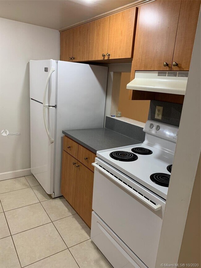 Building Photo - 14415 N Kendall Dr