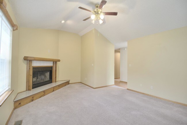 Building Photo - 1023 Meadow View Dr
