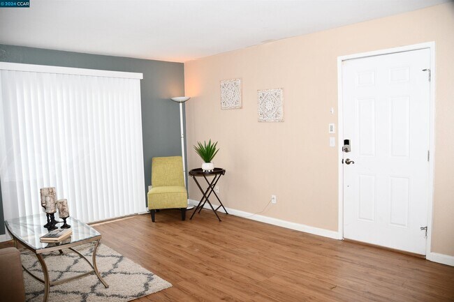 Building Photo - 2141 Lakeview Cir
