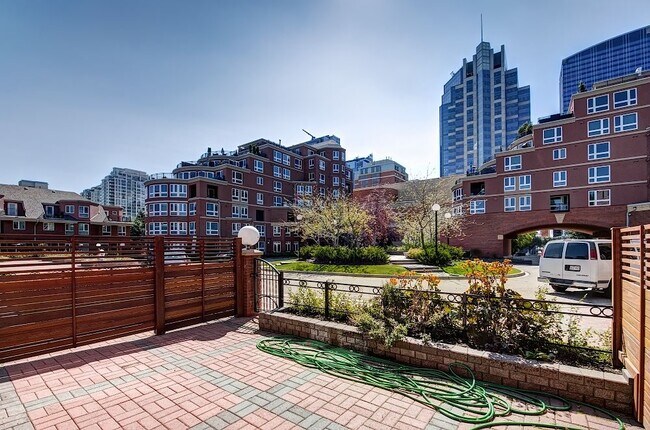 Photo du bâtiment - 400-4400 Eau Claire Ave SW