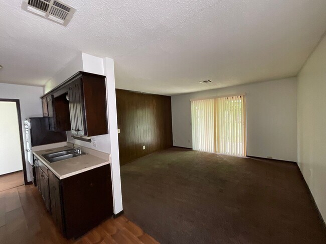 Foto del edificio - 3 bed, 1 1/2 bath, 2 car garage