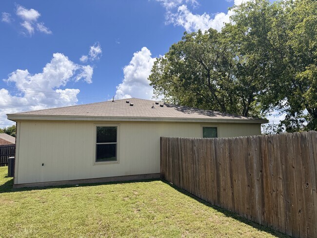 Building Photo - 2204 Indian Trail