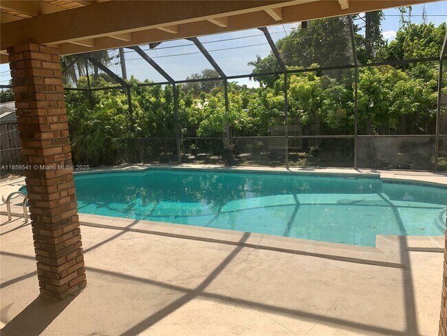 Foto del edificio - 9730 Marlin Rd
