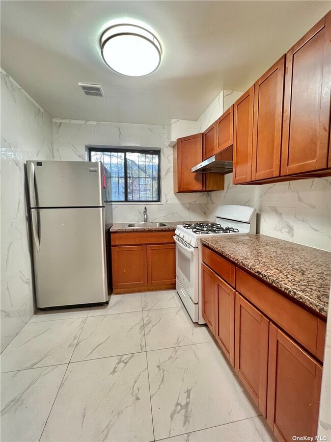 Building Photo - 136-47 58th Ave