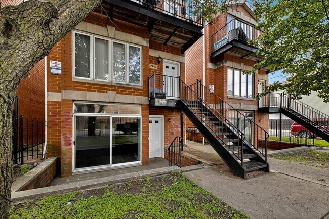 Foto del edificio - 2457 W Lexington St