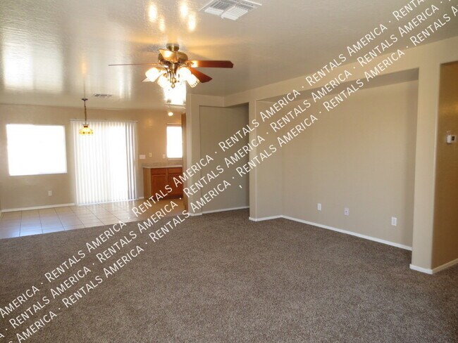 Foto del edificio - Great room 3bd 2bth on a corner lot