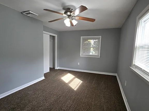 Building Photo - 3 bedroom 1.5 bathrooms Rancher.