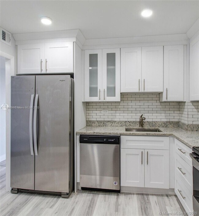 Building Photo - 5555 Collins Ave