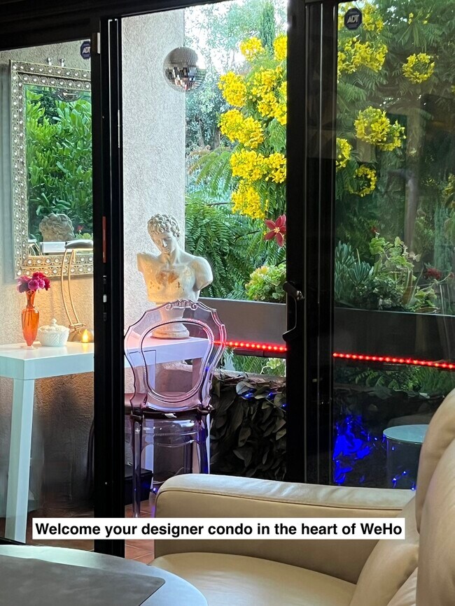 Condominio de diseño actualizado y completamente amueblado. - 950 N Kings Rd