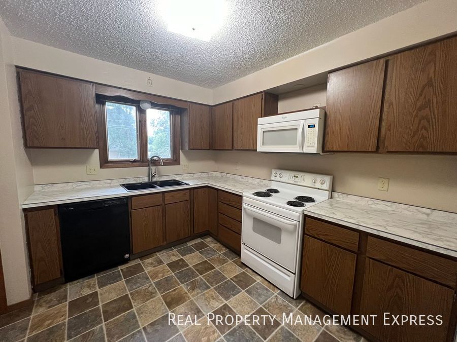 Primary Photo - 3 Bedroom 2.5 Bathroom side-by-side duplex with lots of updates