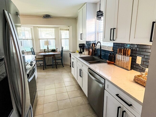 Building Photo - Modern 4bed/2bath Home near Brookside