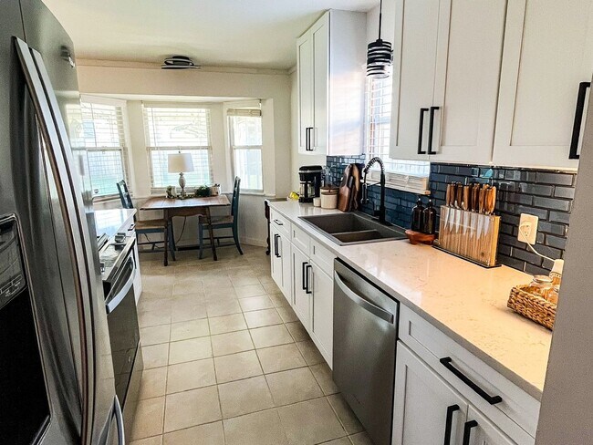 Foto del edificio - Modern 4bed/2bath Home near Brookside
