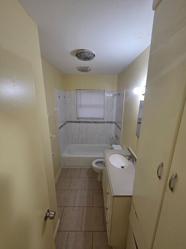 Building Photo - 4 bedroom 1.5 bathroom house!  FIRST MONTH FREE!