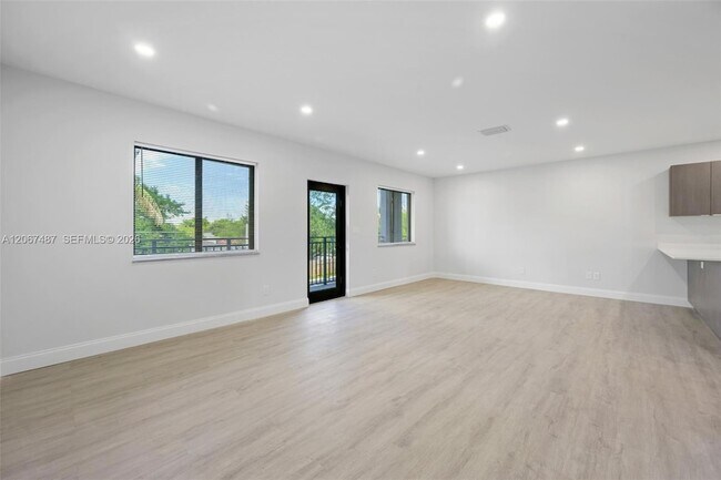 Foto del edificio - 349 NW 40th St