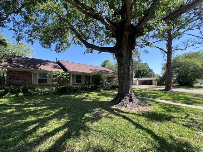 Foto del edificio - 9602 Fairdale Ln