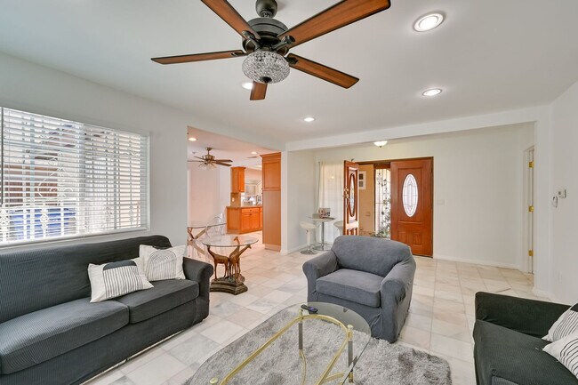 Foto del edificio - 719 Mahogany Dr