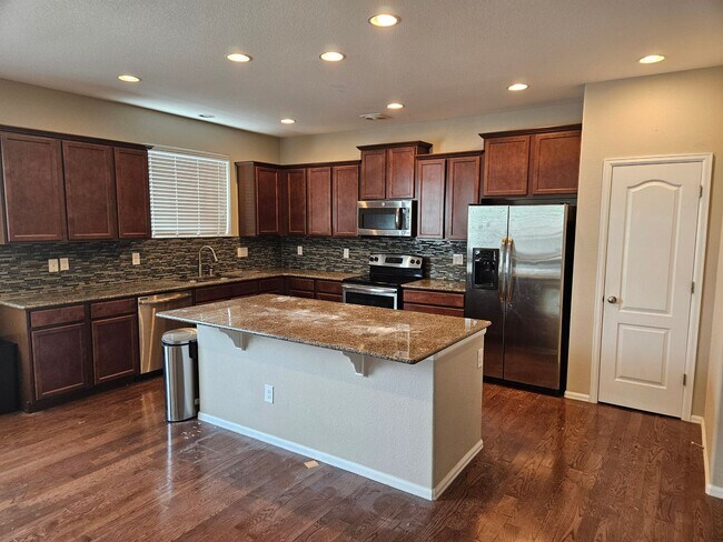 Building Photo - 3 Bed 2 Bath Ranch home Close to Buckley S...