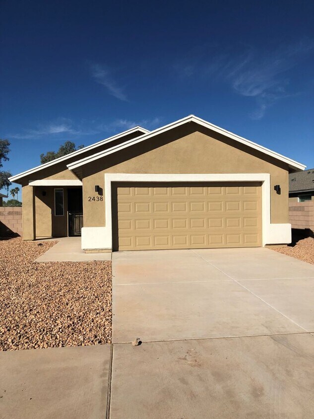 Primary Photo - 2438 S Clovis Place-