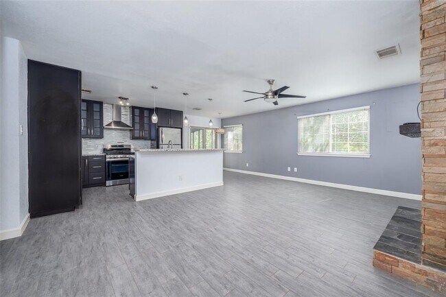 Building Photo - 802 Prince Valiant Dr
