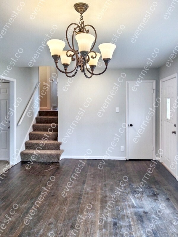 Foto del edificio - Charming 4-Bedroom Home with Garage / Pet-...