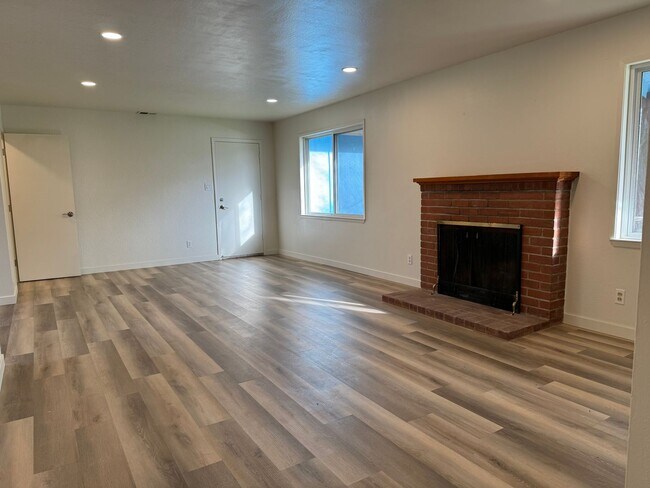 Building Photo - Nicely updated home in Roseville with larg...