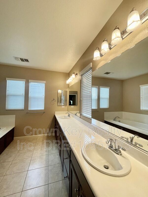Building Photo - 671 W Esplanade Dr