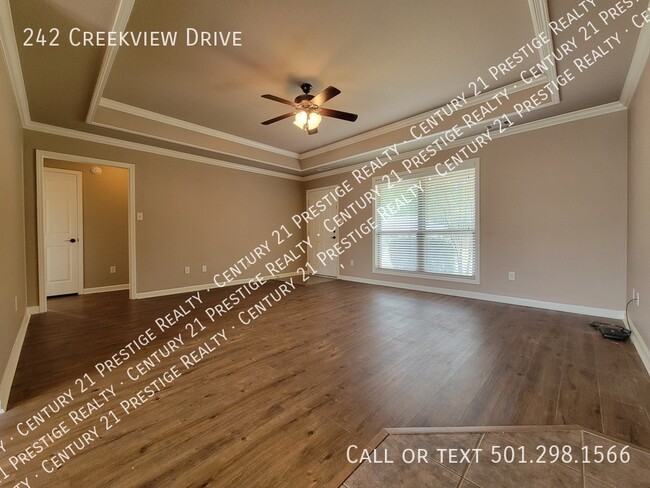 Foto del edificio - 242 Creek View Dr