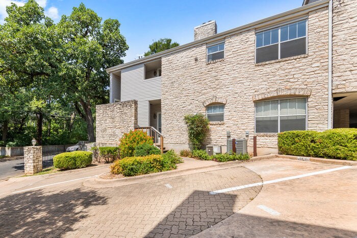 Primary Photo - 2520 Quarry Rd
