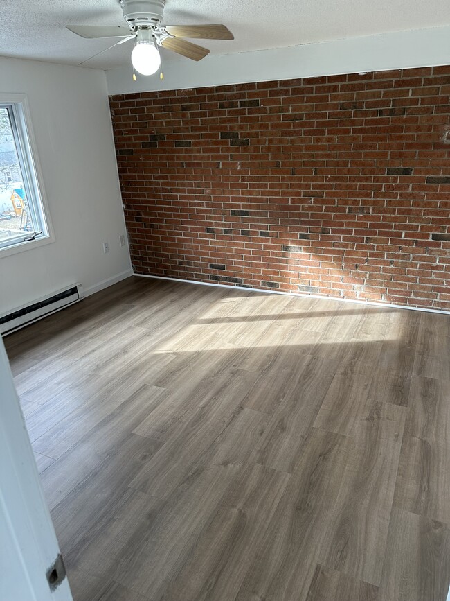 Building Photo - 12 Maple St