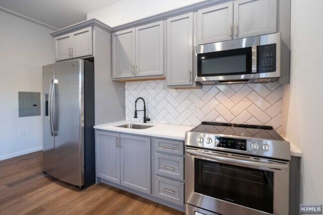 Building Photo - 72 Burroughs Pl