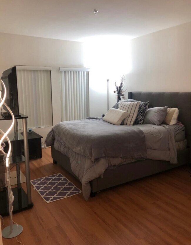 Master bedroom - 505 N Figueroa St