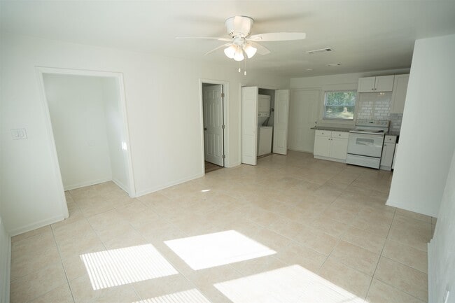 Building Photo - 406 Essex Dr